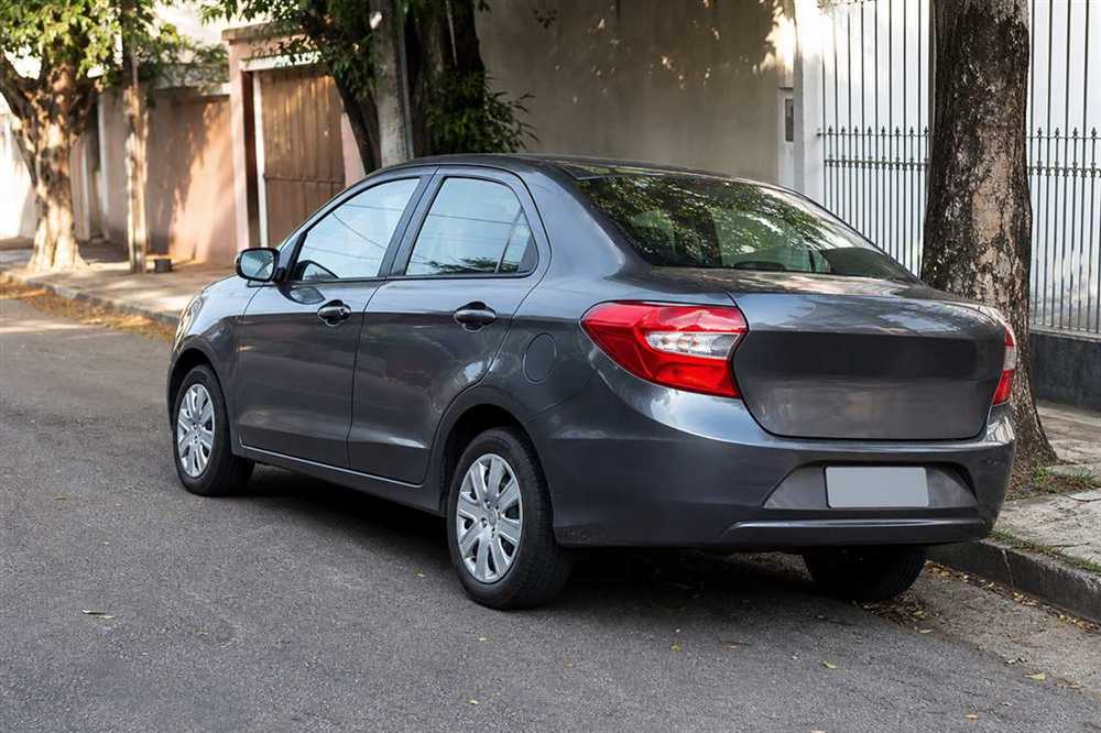 Veículo usado estacionado em via urbana